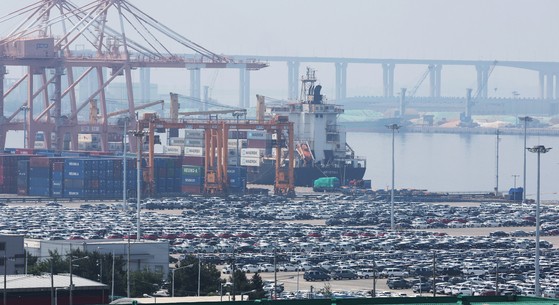 京畿道の平沢港に輸出用自動車が止められている様子。［写真　聯合ニュース］