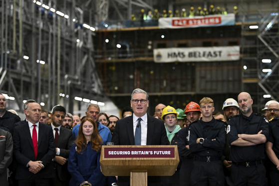 ２日（現地時間）、スコットランド・グラスゴーの軍需企業ＢＡＥシステム造船所で１２隻の潜水艦確保計画を発表したスターマー英首相　［ＡＰ＝聯合ニュース］