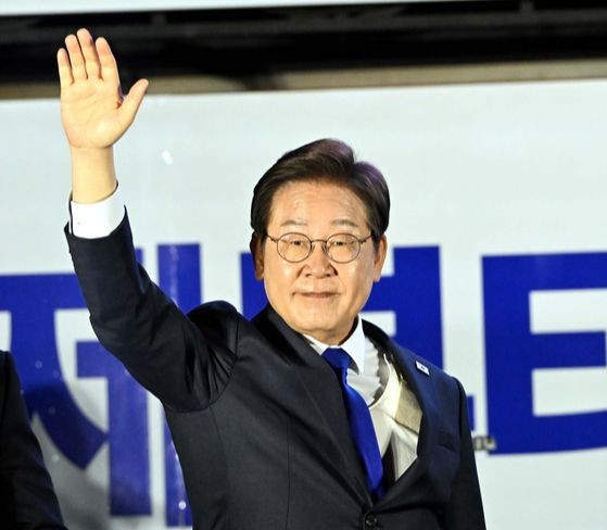 韓国大統領選挙で当選した李在明（イ・ジェミョン）氏が４日、ソウル汝矣島（ヨイド）の国会前に用意された共に民主党の国民開票放送視聴現場で支持者に感謝の挨拶をしている。キム・ソンリョン記者