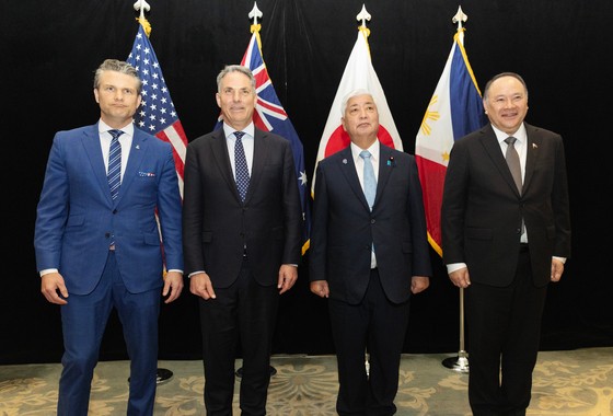 ５月３１日にシンガポールで開催されたシャングリラ会合で会ったヘグセス米国防長官、マールズ豪副首相兼国防相、中谷元防衛相、テオドロ比国防相　［ＥＰＡ＝聯合ニュース］
