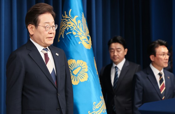 李在明（イ・ジェミョン）大統領が４日、ソウル竜山区（ヨンサング）大統領室庁舎ブリーフィングルームで首相、国家情報院長、大統領秘書室長など人選発表をするために入場している。　［ニュース１］