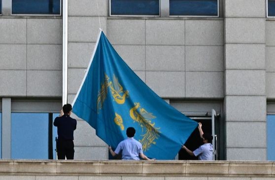 韓国の李在明（イ・ジェミョン）大統領が就任した初日の４日午前、ソウル竜山（ヨンサン）大統領室庁舎で関係者が大韓民国国家元首の象徴である鳳凰旗を掲揚している。［写真　写真記者協会］