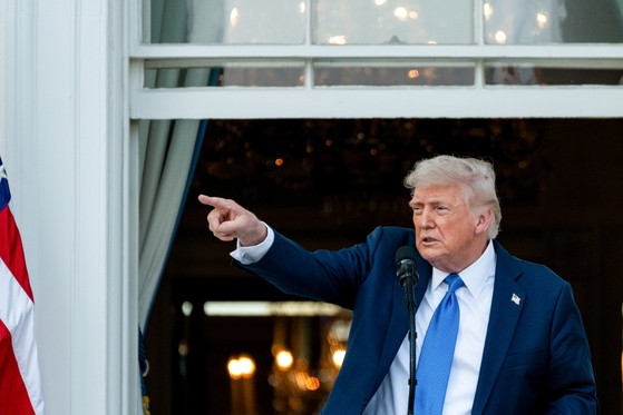 ４日（現地時間）、米ホワイトハウスで開かれた行事で演説するトランプ大統領　［ＥＰＡ＝聯合ニュース］