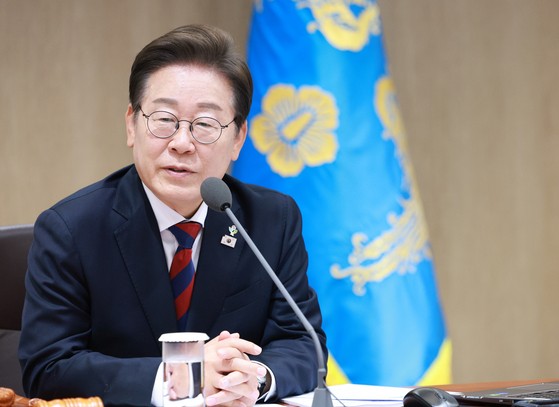 韓国の李在明（イ・ジェミョン）大統領が５日、ソウル竜山（ヨンサン）大統領室庁舎で開かれた国務会議で発言している。［写真　大統領室通信写真記者団］