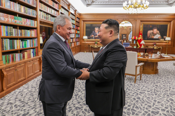 北朝鮮の金正恩（キム・ジョンウン）労働党総書記が４日、訪朝したロシアのショイグ安全保障会議書記と会ったと、党機関紙の労働新聞が５日報じた。　［ニュース１］