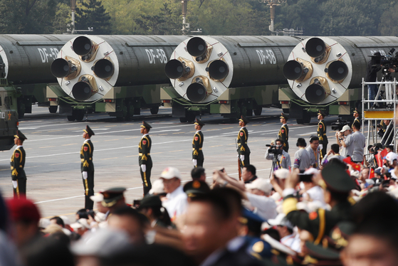２０１９年１０月１日、中国北京で開かれた建国７０周年記念軍事パレードで、ＤＦ－５Ｂ大陸間弾道ミサイル（ＩＣＢＭ）を搭載した軍用車両が天安門広場を通過している。［ＥＰＡ＝聯合ニュース］