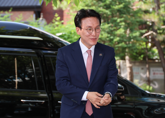 韓国の金民錫（キム・ミンソク）首相候補が５日、ソウル鍾路区通義洞（チョンノグ・トンウィドン）金融監督研修院に用意された人事聴聞会準備事務室に初出勤している。［写真　聯合ニュース］