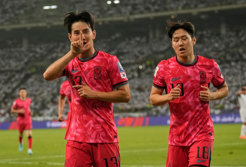 イラク戦で先制ゴールを決めた金鎮圭（キム・ジンギュ、左）とアシストした李康仁（イ・ガンイン、右）　［ＡＰ＝聯合ニュース］