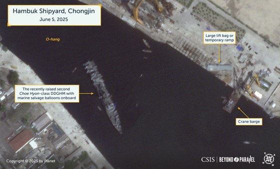  ５日、咸鏡北道清津（チョンジン）造船所で捕捉された駆逐艦の写真　［米シンクタンク戦略国際問題研究所（ＣＳＩＳ）が運営する北朝鮮情報サイト「ビヨンド・パラレル」キャプチャー］