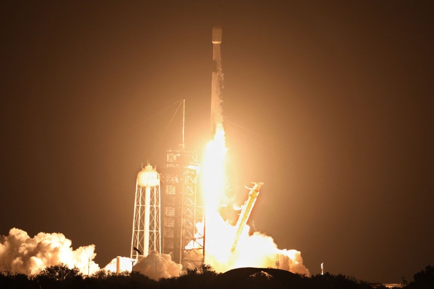 １月１５日（現地時間）、米国フロリダのケネディ宇宙センター第３９Ａ発射台で日本宇宙企業「ｉｓｐａｃｅ（アイスペース）」の月面着陸船「レジリエンス」を搭載したスペースＸ（ＳｐａｃｅＸ）のロケット「ファルコン９（Ｆａｌｃｏｎ　９）」が打ち上げられる様子。［写真　ＡＦＰ＝聯合ニュース］