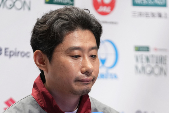 沈痛な表情を浮かべているｉｓｐａｃｅ（アイスペース）の袴田武史・最高経営責任者（ＣＥＯ）。［写真　ＡＦＰ＝聯合ニュース］