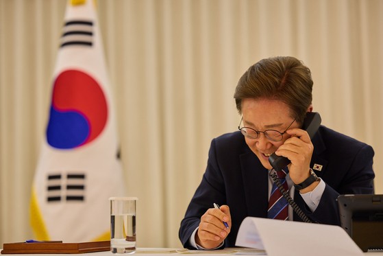 李在明（イ・ジェミョン）大統領が就任３日目の６日晩、ソウル竜山区漢南洞（ヨンサング・ハンナムドン）の官邸でトランプ米大統領と電話をした。　［写真　大統領室］