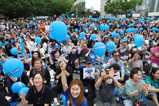 ６・３大統領選挙の前日の２日午後、京畿道城南市（ソンナムシ）の野塔（ヤタプ）駅広場で開かれた李在明（イ・ジェミョン）共に民主党大統領選候補の演説で支持者が歓呼している。李大統領は２０１０年から１８年まで城南市長を務めた。李大統領は３日、４９．４２％の得票率で当選した。１７２８万７５１３票は過去最多得票。　キム・ソンリョン記者