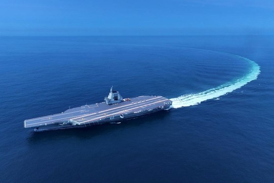 中国が最近、西海（ソヘ、黄海）で実施した軍事訓練に投入した空母「福建」。中国当局はこの空母の戦力化に拍車を加えている。［新華＝聯合ニュース］