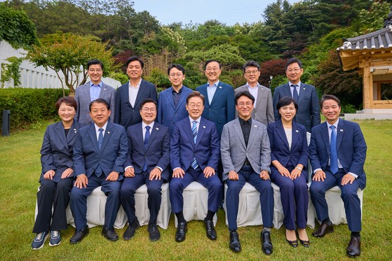 李在明大統領が７日にソウル・漢南洞の官邸で「共に民主党」指導部と議員らを招いた夕食会に先立ち記念撮影をしている。［写真　ニュース１］