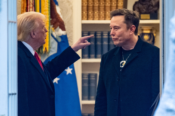 トランプ米大統領とイーロン・マスク氏が３月１４日、ホワイトハウスで対話している。［写真　ＡＦＰ＝聯合ニュース］