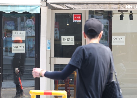 内需不振で廃業する店が増えている。先月２８日、ソウル・西大門区の店舗に賃貸関連の案内が貼られている。［写真　聯合ニュース］