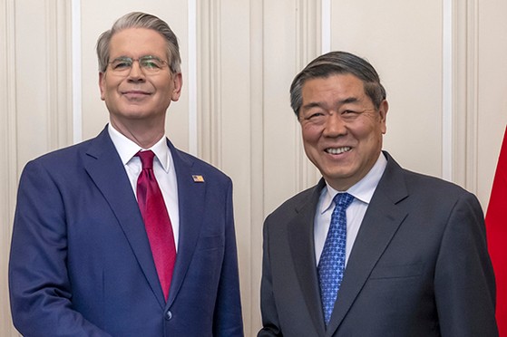 米国のスコット・ベッセント財務長官(左)と中国の何立峰副首相(右)。