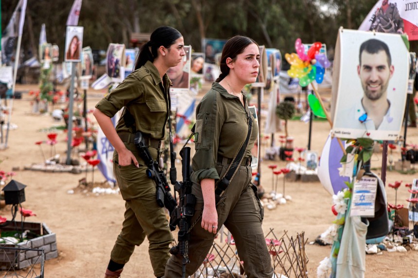 イスラエル軍の女性兵士が２０２４年１０月７日（現地時間）、イスラエル南部キブツ・レイム近郊のスーパーノヴァ音楽祭犠牲者追悼式現場を歩いている。　［ＡＦＰ＝聯合ニュース］