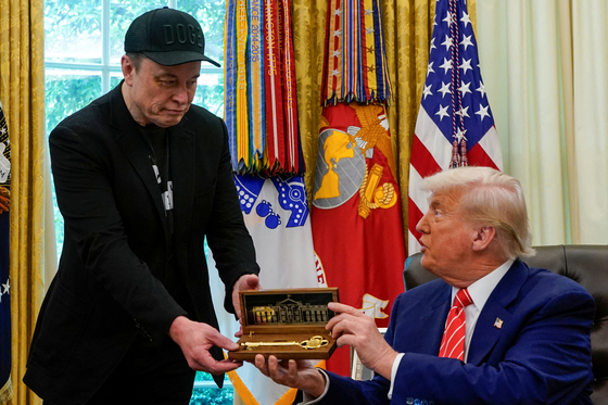   政府効率化省トップを退任し「金の鍵」を贈られるマスク氏。［写真　ロイター＝聯合ニュース］