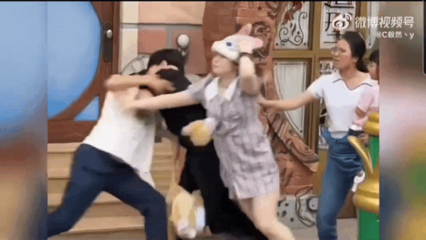 上海ディズニーランドでもみ合い騒ぎを起こしている人々。［動画　ＳＮＳ］