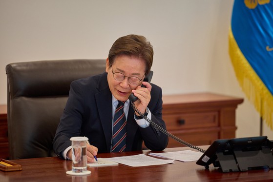 韓国の李在明（イ・ジェミョン）大統領が９日、ソウル竜山（ヨンサン）大統領室庁舎執務室で日本の石破茂首相と電話会談を行っている。［写真　韓国大統領室］