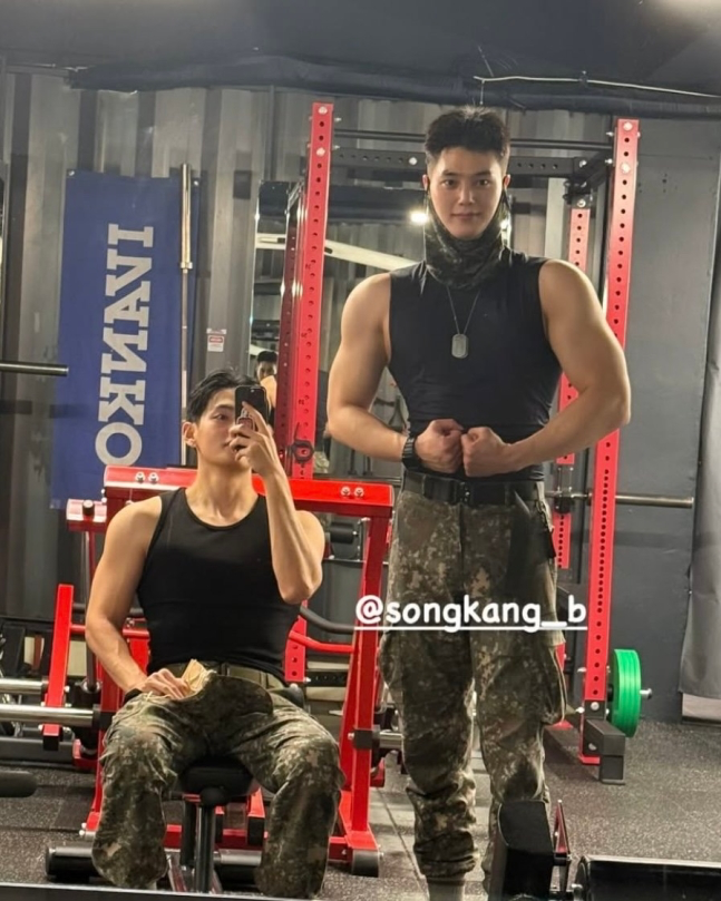 ＢＴＳのＶと俳優ソン・ガンが軍隊内のジムで筋肉を誇る写真。［写真　ＶのＳＮＳ］  ​