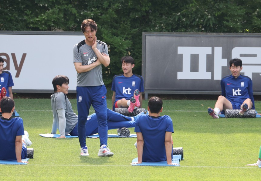 ８日、坡州（パジュ）ＮＦＣでクウェート戦に向けて準備する孫興慜（ソン・フンミン、右）ら代表選手と洪明甫（ホン・ミョンボ）監督（真ん中）　［ニュース１］