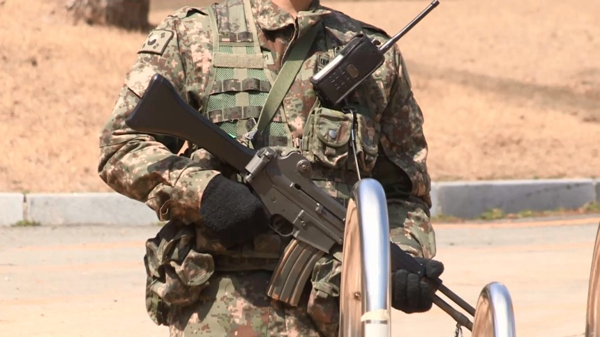 Ｋ２小銃で武装した軍人。［写真　聯合ニュースＴＶ］