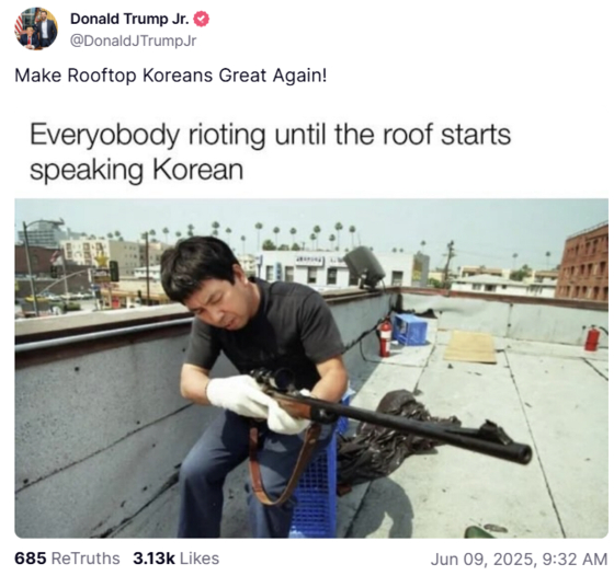 ドナルド・トランプ・ジュニアは９日、トゥルース・ソーシャルに「ルーフトップ・コリアンズを再び偉大に！（Ｍａｋｅ　Ｒｏｏｆｔｏｐ　Ｋｏｒｅａｎｓ　Ｇｒｅａｔ　Ａｇａｉｎ！）」というコメントと共に１枚の写真を投稿した。［写真　トゥルース・ソーシャル］