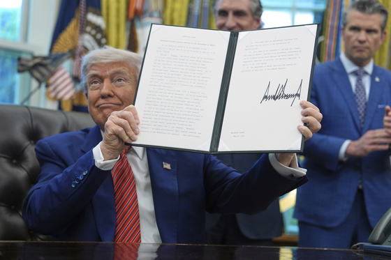  原発拡大に関する大統領令に署名したトランプ米大統領。［写真　ロイター＝聯合ニュース］
