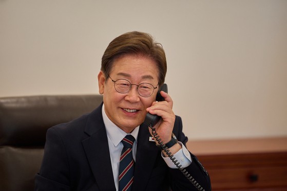 ９日、ソウル竜山区（ヨンサング）大統領室庁舎の執務室で石破茂首相と電話会談をした李在明（イ・ジェミョン）大統領。［写真　大統領室提供］