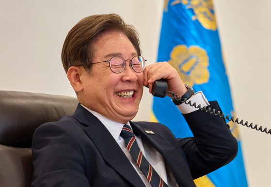 韓国の李在明（イ・ジェミョン）大統領が９日、ソウル竜山区（ヨンサング）の大統領室庁舎執務室で日本の石破茂首相と電話会談を行っている。［写真　韓国大統領室］