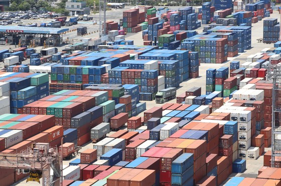 釜山（プサン）港神仙台（シンソンデ）埠頭の野積場。［写真　ニュース１］