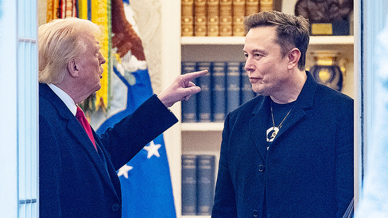 ３月１４日、ホワイトハウスのオーバルオフィスで対話するトランプ米大統領（左）とマスク・テスラ最高経営責任者（ＣＥＯ）　［ＡＦＰ＝聯合ニュース］