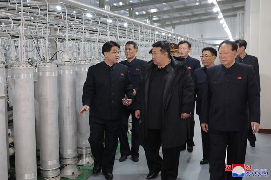 北朝鮮の金正恩（キム・ジョンウン）国務委員長が核物質生産基地と核兵器研究所を現地指導したと朝鮮中央通信が今年１月２９日、報じた。［写真　聯合ニュース］