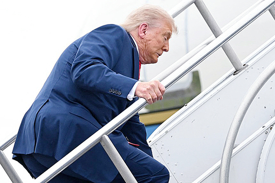 トランプ米大統領が８日に米ニュージャージー州モリスタウンの空港から出発する際に専用機に乗り込もうとして足を踏みはずしふらついている。［写真　ＡＦＰ＝聯合ニュース］