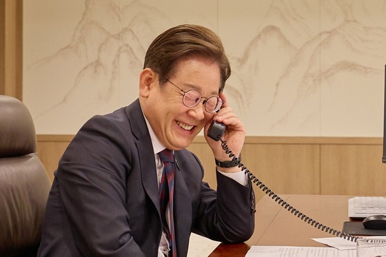 李在明大統領が１０日に大統領室の執務室で中国の習近平国家主席と電話で会談している。［写真　大統領室］