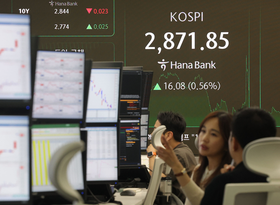 １０日午後、ソウルのハナ銀行ディーリングルームでディーラーが業務を行っている。［写真　聯合ニュース］
