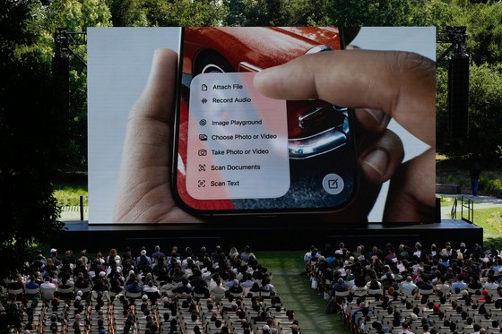 アップルが９日に米カリフォルニア州クパティーノ本社で開かれた開発者会議（ＷＷＤＣ）で「リキッドグラス」ＯＳデザインを公開した。［写真　ＡＰ＝聯合ニュース］