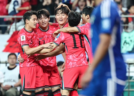 サッカー韓国代表の呉賢揆（オ・ヒョンギュ、真ん中）が１０日、クウェート戦でゴールを決めた後、チームメートと喜んでいる。呉賢揆のゴールはペ・ジュンホ（左から２人目）がアシストした。この日、李康仁（イ・ガンイン、右から２人目）も得点した。　［ニュース１］