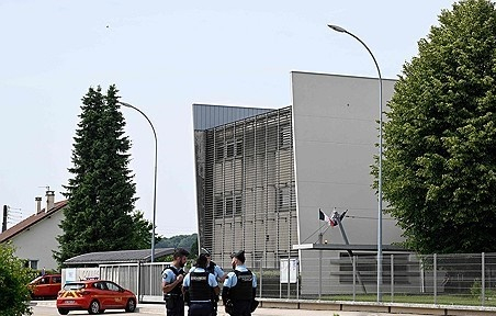 事件が発生したフランス東部ノジャンのある中学校前。［写真　ＡＦＰ＝聯合ニュース］