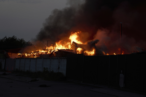  ロシアの大規模攻撃で燃え上がる建物［写真　ＡＰ＝聯合ニュース］
