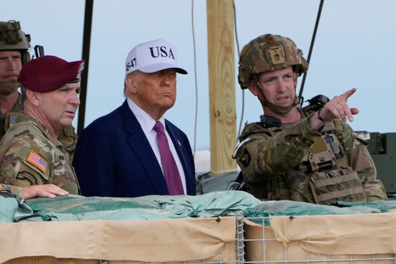米国のドナルド・トランプ大統領（右から２人目）が１０日（現地時間）、ノースカロライナ州フォート・ブラッグで軍指揮官の説明を聞きながらロケット発射など軍事デモンストレーションの様子を視察している。［写真　ＡＰ＝聯合ニュース］