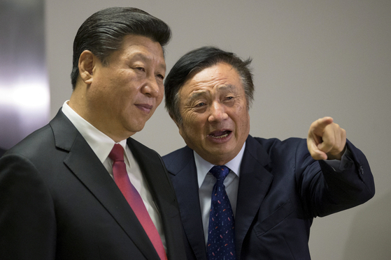   習近平主席をオフィスに案内する任正非会長。［写真　ロイター＝聯合ニュース］