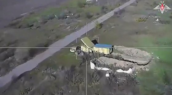 ロシア軍が国営メディアを通じて公開したドローン攻撃の場面。［ツイッター　キャプチャー］