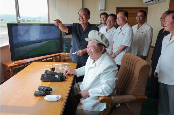   無人機の性能試験を指導する北朝鮮の金正恩国務委員長　［労働新聞＝ニュース１］