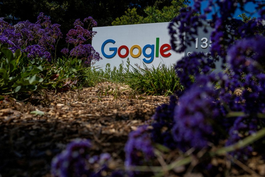 先月１３日、米カリフォルニア州マウンテンビューの会社研究施設でグーグルのロゴが見えている。［写真　ロイター＝聯合ニュース］
