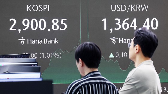 １１日午前、ソウル中区（チュング）ハナ銀行のディーリングルームの電光掲示板に開場市況が出ている。［写真　ニュース１］