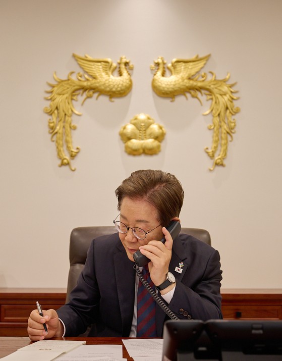 李在明大統領が１０日に大統領室の執務室で中国の習近平国家主席と電話で話している。［写真　大統領室］